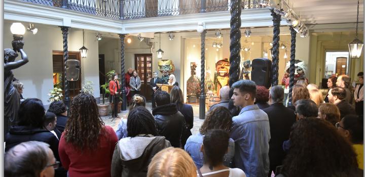 Representante de la Escuela de Carnaval, Sra. René De León en momento de su oratoria en la Inauguración de la muestra "Arte, Creación y Sentimiento”