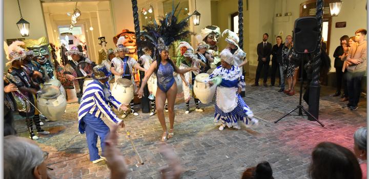 Presentación de comparsa "Sarabanda" en Inauguración de la muestra "Arte, Creación y Sentimiento”