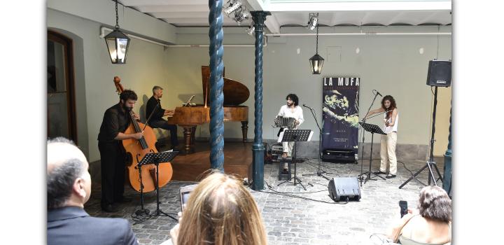 Grupo uruguayo “La Mufa” – Tanto Instrumental - Inauguración de la muestra "Otros Mundos" Grupo uruguayo “La Mufa” – Tanto Instrumental - Inauguración de la muestra "Otros Mundos"