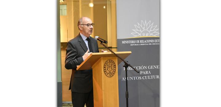 Director General para Asuntos Culturales, Embajador Ricardo Varela en la inauguración de muestra colectiva de arte Uruguayos a Hanoi