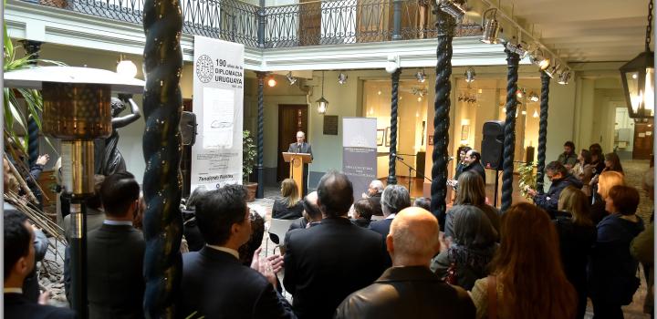 Director General para Asuntos Culturales, Embajador Ricardo Varela en la inauguración de muestra colectiva de arte Uruguayos a Hanoi