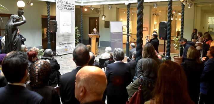 Dr. Uruguay Russi en la inauguración de muestra colectiva de arte Uruguayos a Hanoi