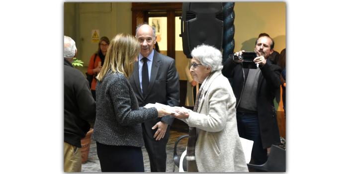 Sra. Directora General de Secretaría, Embajadora Ana Teresa Ayala homenajeando a la poeta Ida Vitale - Inauguración de muestra colectiva de arte Uruguayos a Hanoi