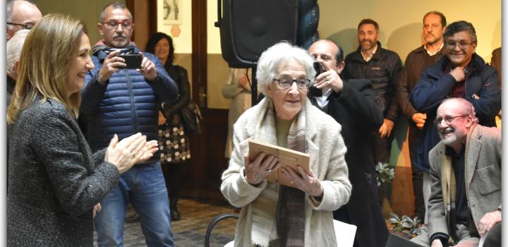 Sra. Directora General de Secretaría, Embajadora Ana Teresa Ayala homenajeando a la poeta Ida Vitale - Inauguración de muestra colectiva de arte Uruguayos a Hanoi