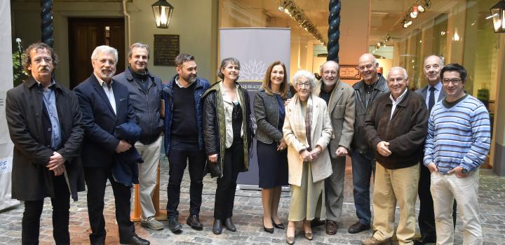 Artistas expositores junto a la poeta Ida Vitale y la Secretaria General de Secretaría, Emb. Ana Teresa Ayala y el Director General para Asuntos Culturales, Emb. Ricardo Varela - Inauguración de muestra colectiva de arte Uruguayos a Hanoi