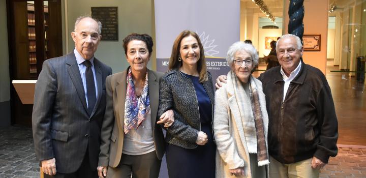 Director General para Asuntos Culturales, Emb. Ricardo Varela; Subdirectora para Asuntos Culturales, Mariella Crosta; Directora General de Secretaría, Emb. Ana Teresa Ayala; poeta Ida Vitale y Dr. Uruguay Russi - Inauguración de muestra colectiva de arte Uruguayos a Hanoi