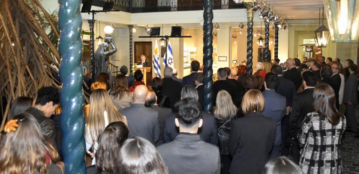 Canciller Nin Novoa en el patio empedrado realizando su oratoria por la Inauguración de la muestra fotográfica “La magia de Israel”