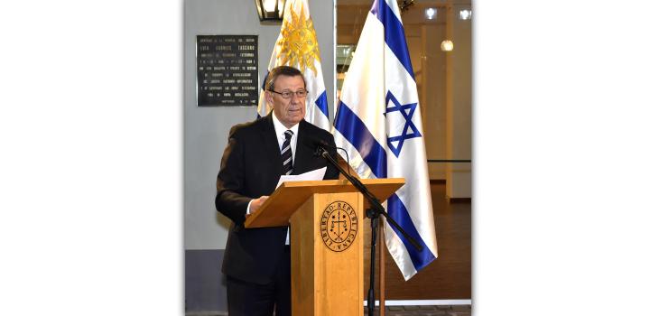 Canciller Nin Novoa en el patio empedrado realizando su oratoria por la Inauguración de la muestra fotográfica “La magia de Israel”