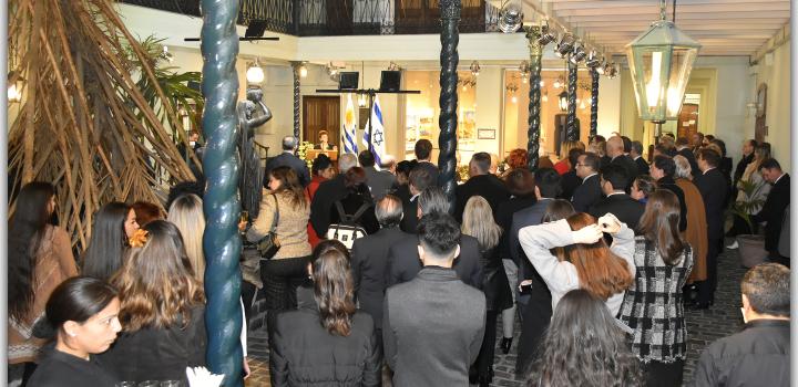 Embajadora de Israel en Uruguay, Galit Ronen en el patio empedrado realizando su oratoria por la Inauguración de la muestra fotográfica “La magia de Israel”