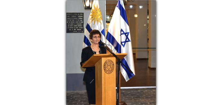 Embajadora de Israel en Uruguay, Galit Ronen en el patio empedrado realizando su oratoria por la Inauguración de la muestra fotográfica “La magia de Israel”