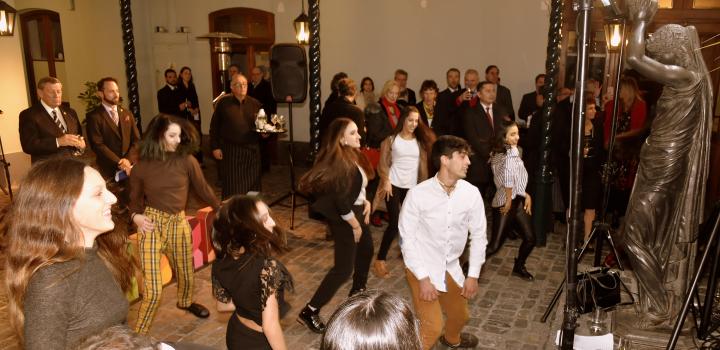 Flashmob, a cargo de la Escuela Nacional de Danza (división Ballet) del SODRE Flashmob, a cargo de la Escuela Nacional de Danza (división Ballet) del SODRE