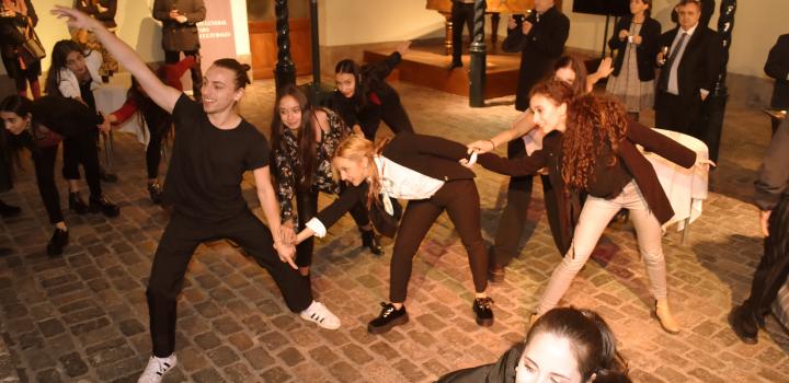 Flashmob, a cargo de la Escuela Nacional de Danza (división Ballet) del SODRE Flashmob, a cargo de la Escuela Nacional de Danza (división Ballet) del SODRE