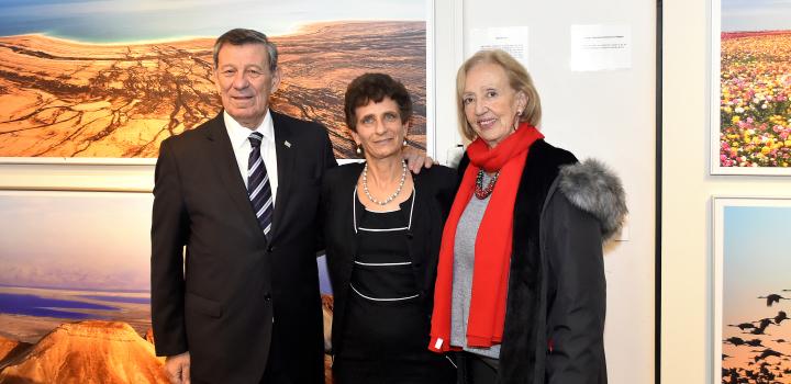 Canciller Rodolfo Nin Novoa, Ministra Maria Julia Muñoz y Embajadora de Israel en Uruguay, Galit Ronen en Sala Figari, en Inauguración de la muestra fotográfica “La magia de Israel”