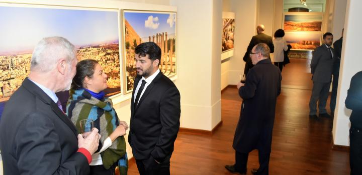 Sala Figari albergando la muestra fotográfica “La magia de Israel”