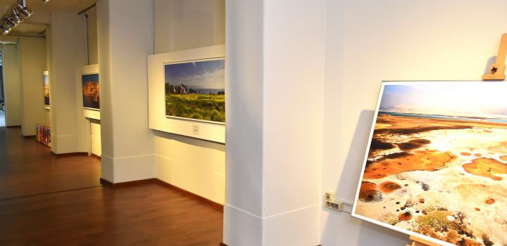 Vista general en Sala Figari de la muestra fotográfica “La magia de Israel” Vista general en Sala Figari de la muestra fotográfica “La magia de Israel”