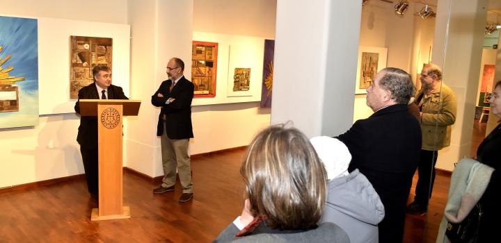 Momento de la oratoria del Director General Adjunto para Asuntos Culturales, Embajador Néstor Rosa en la Inauguración de la muestra "Entre Palos y Soles"