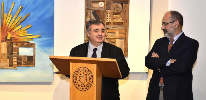 Momento de la oratoria del Director General Adjunto para Asuntos Culturales, Embajador Néstor Rosa en la Inauguración de la muestra "Entre Palos y Soles"