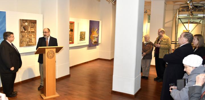 Momento de la oratoria del artista Jorge Doldán en la Inauguración de la muestra "Entre Palos y Soles"