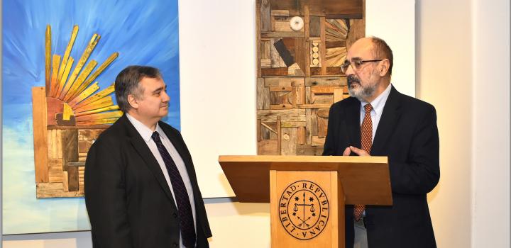 Momento de la oratoria del artista Jorge Doldán en la Inauguración de la muestra "Entre Palos y Soles"