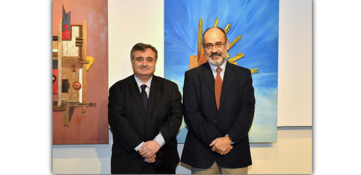Director General Adjunto para Asuntos Culturales, Embajador Néstor Rosa y artista Jorge Doldán en Inauguración de la muestra "Entre Palos y Soles"