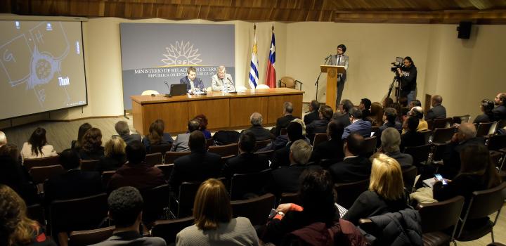 Sala del anfiteatro Reinaldo Gargano - Seminario de Lanzamiento del Acuerdo de Libre Comercio entre Uruguay y Chile