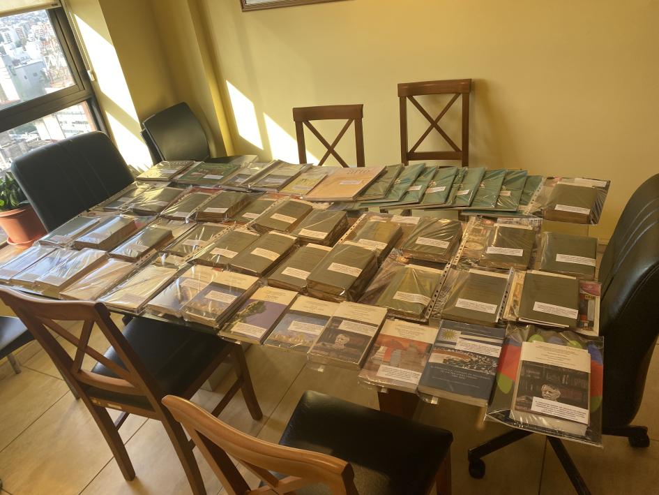 Libros del consulado para la "suelta" de libros. Foto con paquetes preparados para la "suelta" de libros.