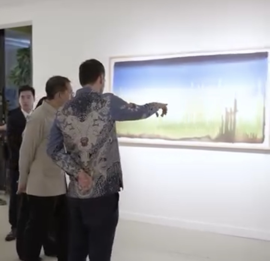Manu Rodríguez realizando una visita a la exposición. Manu Rodríguez realizando una visita a la exposición.