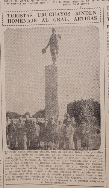 Artículo periodístico con una foto de turistas uruguayos ante el monumento a Artigas