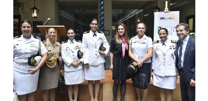 Canciller Ernesto Talvi y Subsecretaria Carolina Ache junto a las representantes del Ministerio de Defensa Nacional en la Inauguración de la muestra "Mujeres uruguayas en el sistema multilateral de las Naciones Unidas, ayer y hoy"