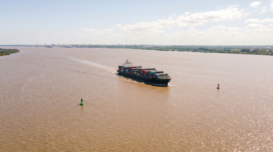 Porta contenedores navegando por el Rio de la Plata 