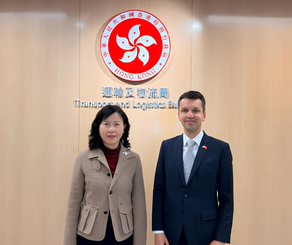 Foto del Cónsul General y la Secretaria de Transporte y Logística de Hong Kong