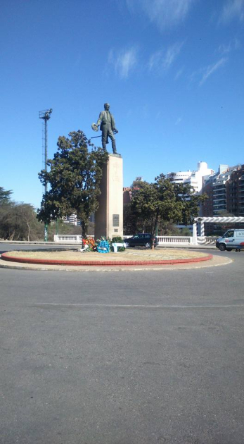 Foto de la ofrenda floral consular del año 2015 ante el monumento a Artigas