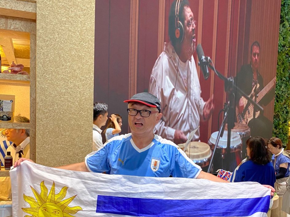 Un hombre muestra la bandera uruguaya frente al concierto de Ruben Rada