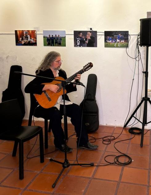 El guitarrista Osvaldo Lagos realizando una interpretación musical.