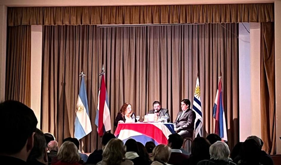 Presentación del libro «Artigas y el Congreso de Avalos» del profesor Eduardo Nocera en Gualeguaychú Presentación del libro «Artigas y el Congreso de Avalos» del profesor Eduardo Nocera en Gualeguaychú