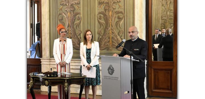 Presentación de sello filatélico "Mahatma Gandhi - 150 aniversario de su nacimiento" 