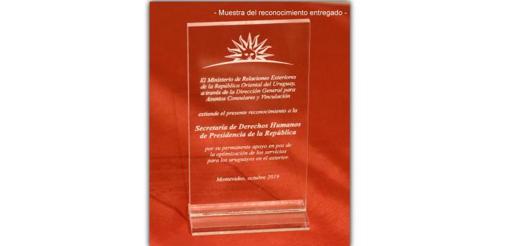 Muestra del reconocimiento entregado - Reconocimiento a instituciones y organismos públicos que han contribuido en favor de uruguayos residentes en el exterior Muestra del reconocimiento entregado - Reconocimiento a instituciones y organismos públicos que han contribuido en favor de uruguayos residentes en el exterior