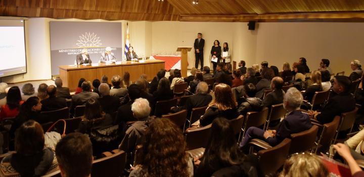 Sr. Director General para Asuntos Consulares y Vinculación, Embajador Jorge Muiño - Reconocimiento a instituciones y organismos públicos que han contribuido en favor de uruguayos residentes en el exterior Sr. Director General para Asuntos Consulares y Vinculación, Embajador Jorge Muiño - Reconocimiento a instituciones y organismos públicos que han contribuido en favor de uruguayos residentes en el exterior