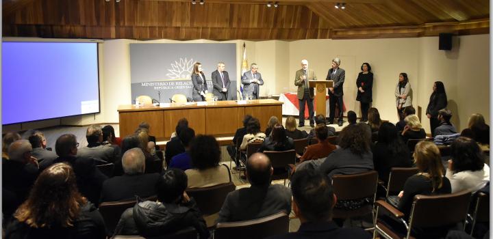 Sr. Subsecretario del Ministerio de Turismo, Benjamín Liberoff - Reconocimiento a instituciones y organismos públicos que han contribuido en favor de uruguayos residentes en el exterior Sr. Subsecretario del Ministerio de Turismo, Benjamín Liberoff - Reconocimiento a instituciones y organismos públicos que han contribuido en favor de uruguayos residentes en el exterior