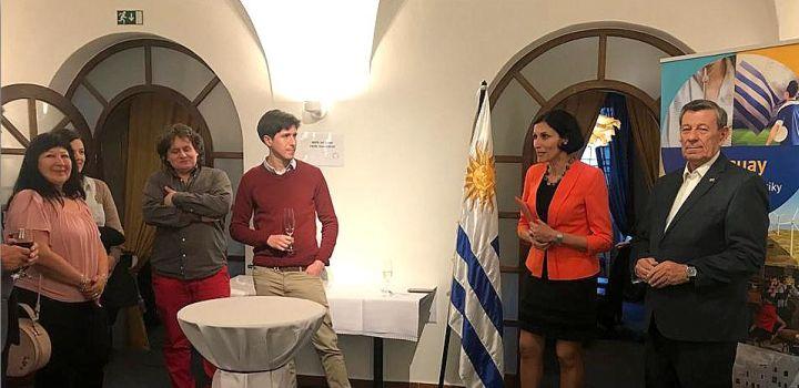 Reunión del Canciller Nin Novoa con comunidad uruguaya en República Checa Reunión del Canciller Nin Novoa con comunidad uruguaya en República Checa