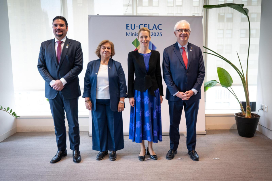 Cuatro personas posando ante un cartel que dice "UE-Celac"