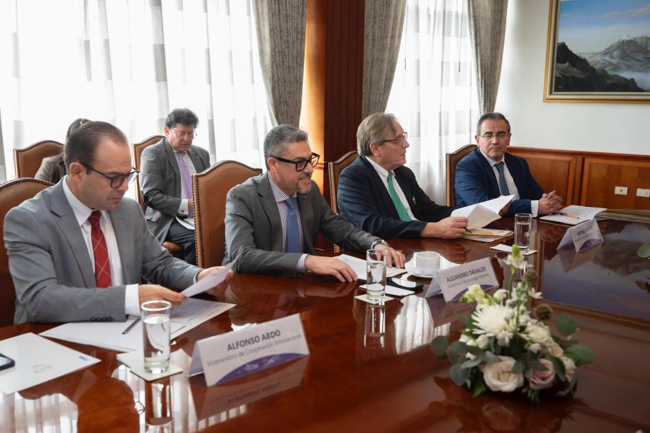 Delegación de la República del Ecuador Reuniones Bilaterales Uruguay - Ecuador