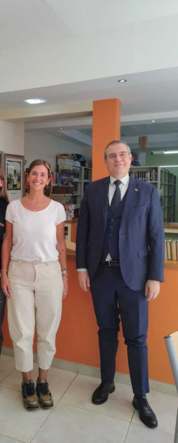 La señora directora del instituto secundario y el señor cónsul general de Uruguay en Córdoba Foto de la señora directora del instituto secundario y el señor cónsul general de Uruguay en Córdoba