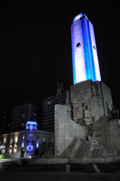 Monumento a la bandera iluminado de azul Monumento a la Bandera iluminado de azul