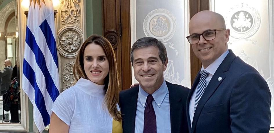 Asunción de nuevas autoridades del Ministerio de Relaciones Exteriores Carolina Ache, Ernesto Talvi, Diego Escuder posando junto al pabellon nacional