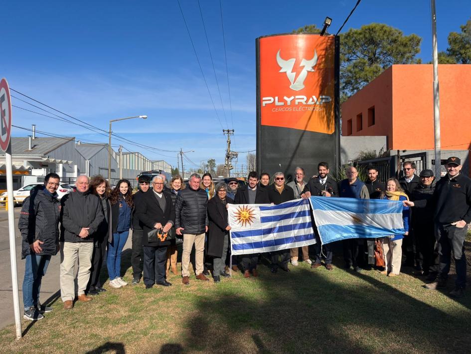 Visita a la empresa PLYRAP en el Parque Industrial de Venado Tuerto autoridades uruguayas y venadenses con equipo de la emrpesa PLYRAP