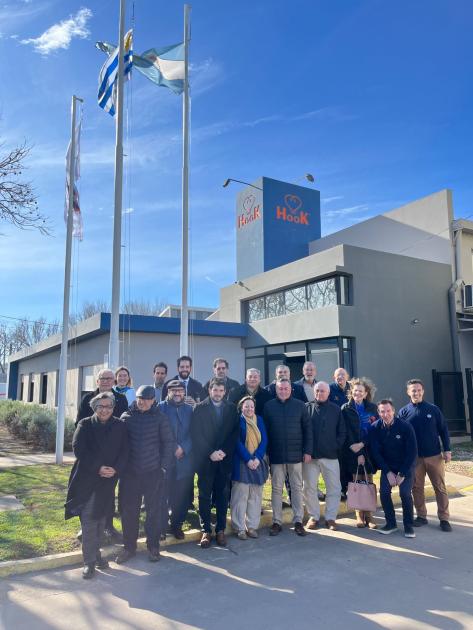 Visita a la empresa Balanzas Hook en el Parque Industrial de Venado Tuerto autoridades uruguayas y venadenses con equipo de empresa Balanzas Hook