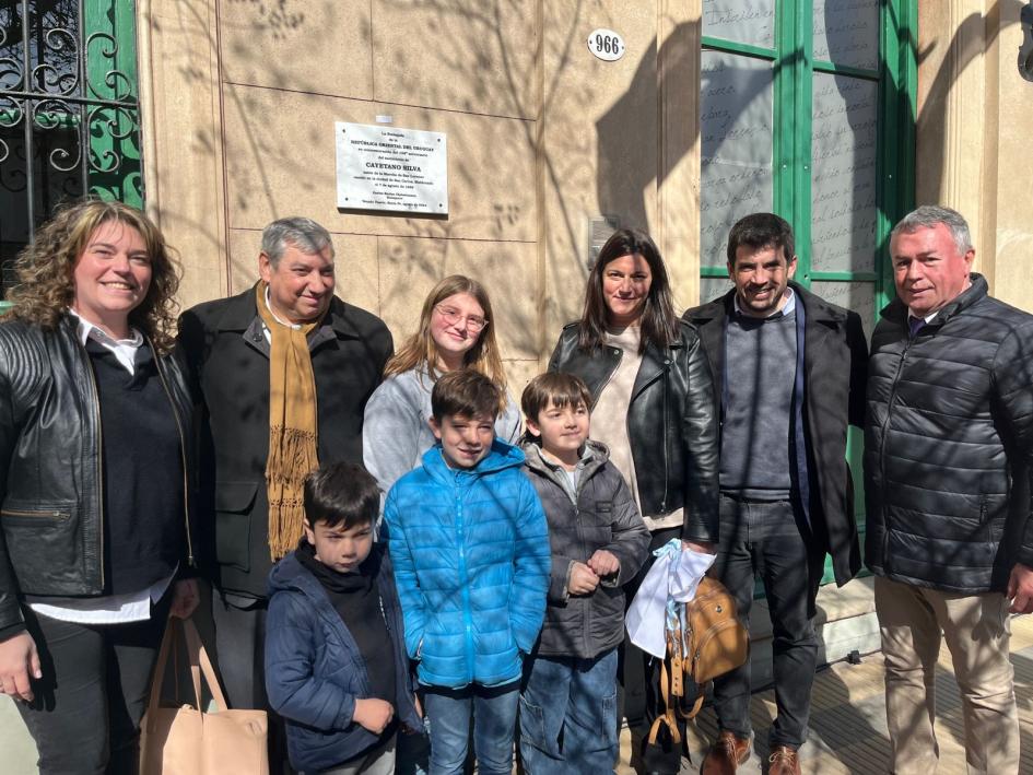 Autoridades uruguayas e Intendente de Venado Tuerto develan placa junto a descendientes de Cayetano Embajador Enciso, Alcalde de San Carlos, Intendente de Venado Tuerto y descendientes de Cayetano