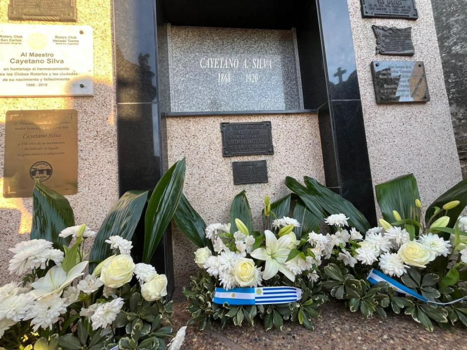 Ofrenda floral en cementerio municipal a la tumba de Cayetano Silva ofrendas florales en tumba de Cayetano Silva