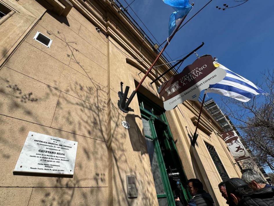 Placa conmemorativa instalada en la puerta de la Casa Histórica donde residió Cayetano Silva placa conmemorativa instalada en la puerta de la Casa Museo donde vivió Cayetano Silva